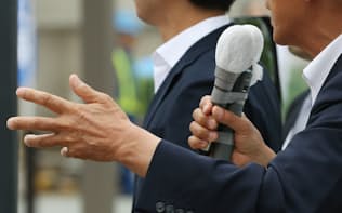 街頭演説する候補者（6日、東京都足立区）