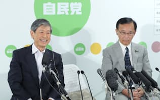 選挙結果について質問に答える自民党の高村副総裁(左)と谷垣幹事長(10日夜、自民党本部)