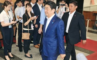 自民党本部に入る安倍首相(10日夜)