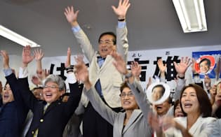 当選を決め、万歳する鉢呂氏(11日未明、札幌市)
