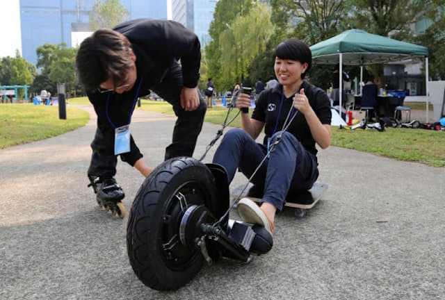 超人スポーツ協会はモーター付きの小型タイヤを手綱で操る「キャリオット」などを普及させ、新しいスポーツを世界に発信する（写真提供：超人スポーツ協会）