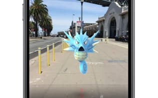 外出先でポケモンを捕まえて遊ぶ「ポケモンGO」のゲーム画面(ナイアンティック提供)