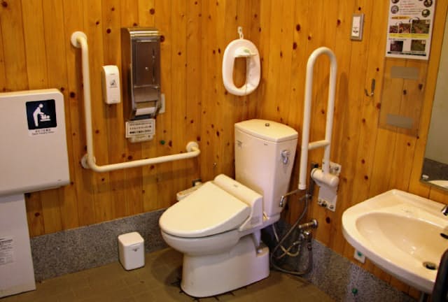 日本トイレ大賞を受賞した高尾山のトイレ（東京都八王子市）