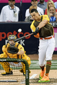 スタントンが初優勝 米球宴前に恒例のホームラン競争 日本経済新聞 スタントンが初優勝 米球宴前に恒例のホームラン競争 日本経済新聞