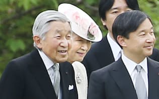 園遊会に出席された天皇、皇后両陛下（4月、東京・元赤坂）