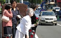 2013年5月に横浜市の馬車道商店街から伊勢佐木商店街へと白塗りの姿でメリーさんの足跡をたどった。