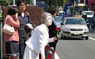 2013年5月に横浜市の馬車道商店街から伊勢佐木商店街へと白塗りの姿でメリーさんの足跡をたどった。