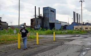 閉鎖された製鉄所の前に立つフランクさん（オハイオ州ウォレン市）