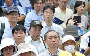 都知事選立候補者の街頭演説を聞く有権者（14日、東京都新宿区）