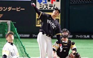 プロ野球オールスターゲーム第1戦前に開催された本塁打競争で、優勝した日本ハムの大谷翔平投手（15日、福岡市のヤフオクドーム）=共同
