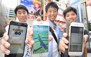 日本でサービスが始まったスマホ向けゲーム「ポケモンGO」（22日午前、東京・秋葉原）