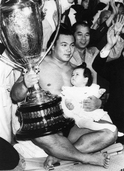 ウルフ 早すぎた死 元横綱 千代の富士の歩み 日本経済新聞 ウルフ 早すぎた死 元横綱 千代の富士の歩み 日本経済新聞