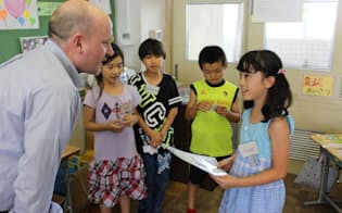 「外国語活動」でALTと英語で会話する3年生の児童（7月12日、千葉県流山市の南流山小学校）