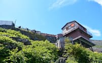 富士山の登山道沿いにある山小屋の別棟が景観に影響（山梨側登山道）