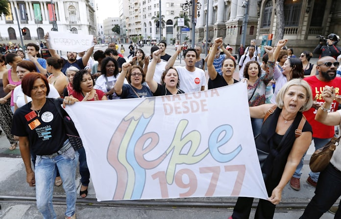 大統領欠席 デモ隊衝突 苦境象徴のリオ開会式 日本経済新聞 大統領欠席 デモ隊衝突 苦境象徴のリオ開会式 日本経済新聞