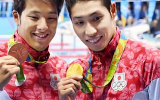 男子400メートル個人メドレーで萩野（右）が金メダル、瀬戸は銅メダルを獲得した