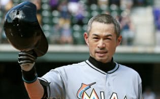 ロッキーズ戦の七回、米大リーグ通算3千安打を達成し、観客の声援に応えるマーリンズのイチロー=共同 ロッキーズ戦の七回、米大リーグ通算3千安打を達成し、観客の声援に応えるマーリンズのイチロー=共同