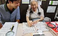 「在宅老人ホーム」サービスで笑顔の加藤規久子さん（東京都内の自宅）