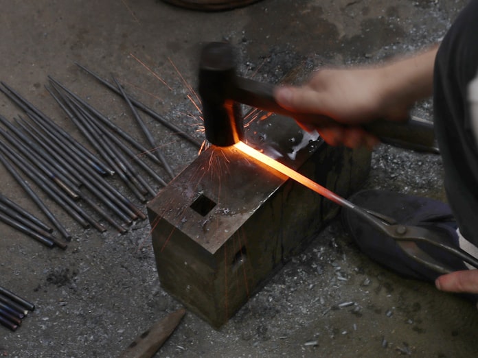 涼の音色 烈火の鍛錬 明珍本舗の火箸風鈴 ここに技あり 日本経済新聞 涼の音色 烈火の鍛錬 明珍本舗の火箸風鈴 ここに技あり 日本経済新聞