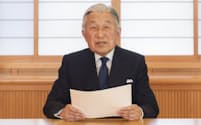 お気持ちを表明される天皇陛下(7日、皇居・御所)=宮内庁提供