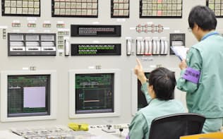 中央制御室で起動操作をする運転員（12日午前、愛媛県伊方町）=四国電力提供