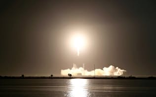 スカパーJSATの衛星を載せて打ち上げられたスペースXの「ファルコン9」ロケット（14日、フロリダ州ケープカナベラル）