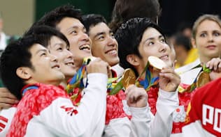 体操男子団体総合で優勝し、金メダルを手に笑顔の（左から）山室光史、内村航平、田中佑典、白井健三、加藤凌平=共同