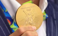 記念写真に納まる大野将平選手の金メダル