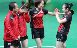 卓球女子団体3位決定戦でシンガポールに勝利し、喜ぶ（右から）伊藤、石川、福原=写真　玉井良幸