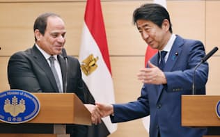 来日したシシ大統領と握手する安倍晋三首相。日本政府も援助拡充を打ち出した（2月29日、首相官邸）
