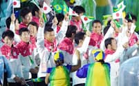 入場行進する日本選手団=写真 柏原敬樹