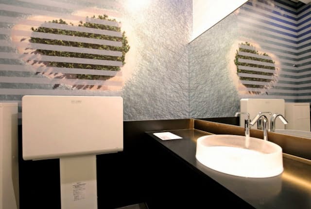 ギャラリーのような空間で最新のトイレが旅客を迎える（成田国際空港のギャラリーTOTO）