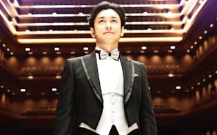 東京オペラシティコンサートホールで撮影した石丸幹二のアーテイスト写真。武満徹が初代音楽監督を務めるはずだったホールは、「タケミツ・メモリアル」と名付けられている（写真提供=ソニーミュージック）