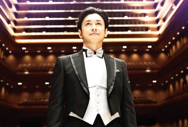 東京オペラシティコンサートホールで撮影した石丸幹二のアーテイスト写真。武満徹が初代音楽監督を務めるはずだったホールは、「タケミツ・メモリアル」と名付けられている（写真提供＝ソニーミュージック）