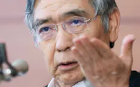 追加金融緩和策を決定し、記者会見する日銀の黒田東彦総裁(7月29日、日銀本店)