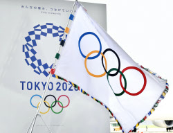 五輪旗レプリカ 被災地でも披露 都が計画 日本経済新聞 五輪旗レプリカ 被災地でも披露 都が計画 日本経済新聞