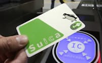 SuicaはJR東系のクレジット「ビューカード」との兼用が有利だ