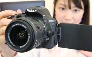 レンズ交換式カメラの販売は想定より堅調（ニコンの一眼レフカメラ、D5500）