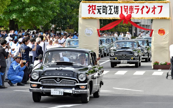 歴代クラウン 東京への走行に挑戦 豊田で出発式 日本経済新聞 歴代クラウン 東京への走行に挑戦 豊田で出発式 日本経済新聞