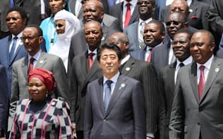 第6回アフリカ開発会議（TICAD）が開幕し、各国首脳らと記念写真に納まる安倍首相（27日、ナイロビ）=写真　浅原敬一郎