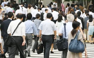 4月の有効求人倍率は43年ぶり高水準となった（東京・丸の内で通勤する人たち）