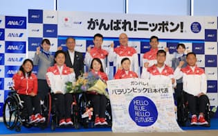 リオパラリンピックの出発式で記念写真に納まる車いすテニス日本代表と盲人マラソン代表選手ら（30日午後、成田空港）=写真　小高顕