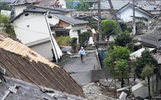 地震で倒壊した家屋（4月24日、熊本県益城町）