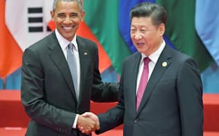 G20首脳会合で中国の習近平国家主席（右）の出迎えを受けるオバマ米大統領（4日、中国・杭州）=共同