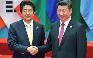 G20首脳会合で中国の習近平国家主席（右）と握手する安倍首相=4日、中国・杭州（共同）