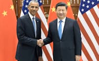 　握手を交わすオバマ米大統領と中国の習近平国家主席。2人はレガシー作りに道筋をつけたが…（3日、中国・杭州）=共同