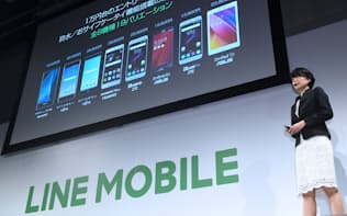 スマートフォン事業の概要を発表するLINEモバイルの嘉戸彩乃社長（5日午後、東京都渋谷区）