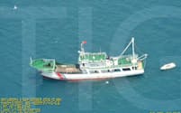 3日撮影の南シナ海のスカボロー礁の環礁内で停泊する中国海警局の船（画面全体に文字が入っています）=フィリピン国防省提供・共同