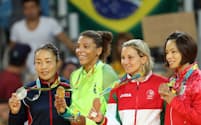 柔道女子57キロ級で金メダルを獲得したブラジルのラファエラ・シルバ選手（左から2人目）=8月8日、リオデジャネイロ（玉井良幸撮影）