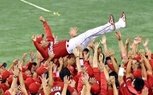 25年ぶりにリーグ優勝し、胴上げされる緒方監督=共同 25年ぶりにリーグ優勝し、胴上げされる緒方監督=共同